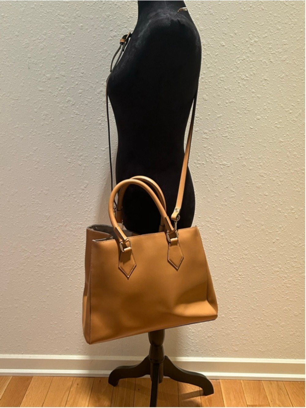 Women's A Bellucci Tan Leather Satchel made in Italy 14 x 11 x 6 - Picture 3 of 15